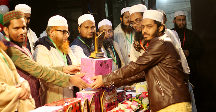 ইসলামি লেখক ফোরামের পুরস্কার পেলেন তামীম