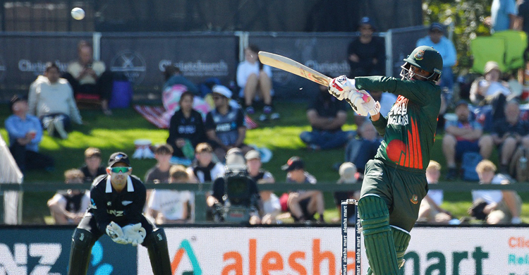 ক্রিকেট মাঠে ফুটবল স্কিল, সাজঘরে তামিম (ভিডিও)