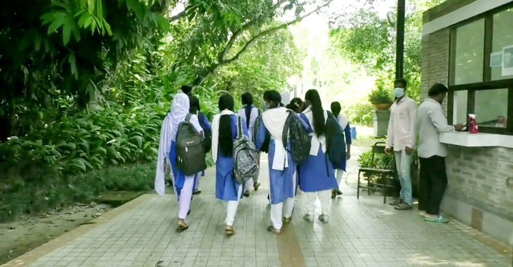 স্কুল ও রিসোর্ট-স্পা সেন্টারে প্রবেশের এক ফটক!