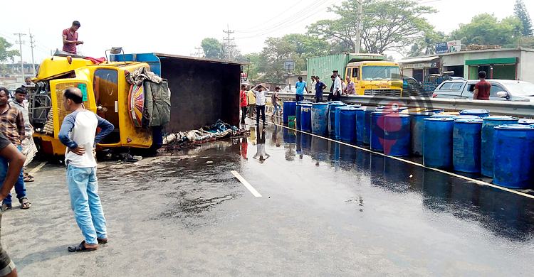 ১১ টন সয়াবিন তেল নিয়ে মহাসড়কে উল্টে গেলো ট্রাক