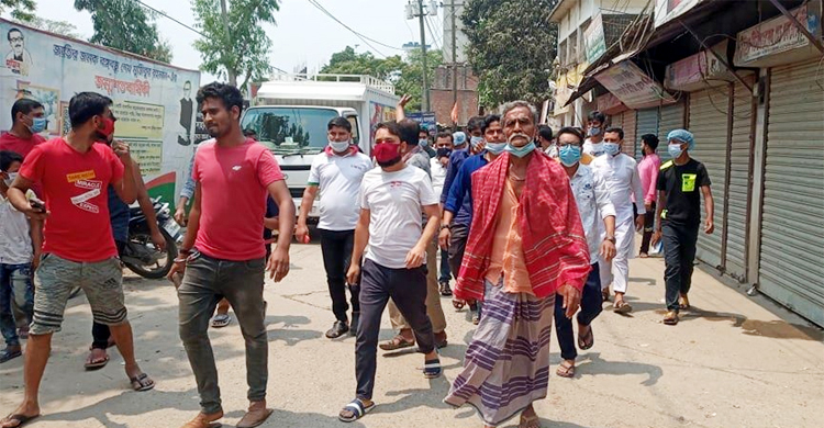 ব্যবসা প্রতিষ্ঠান খোলা রাখার দাবিতে মির্জাপুরে বিক্ষোভ