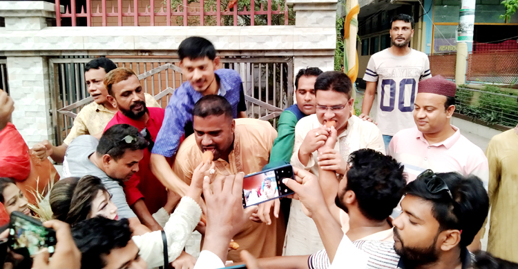 টাঙ্গাইলে যুবদলের আনন্দ মিছিল-মিষ্টি বিতরণ