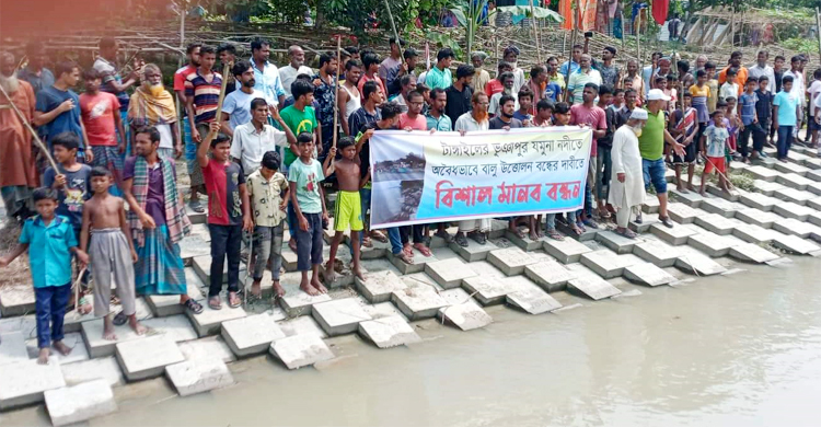 যমুনা থেকে বালু উত্তোলনের প্রতিবাদে লাঠি হাতে বিক্ষোভ