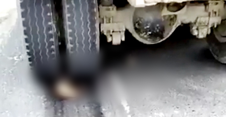 পেছন থেকে মোটরসাইকেল পিষে দিলো ট্রাক, নিহত ১