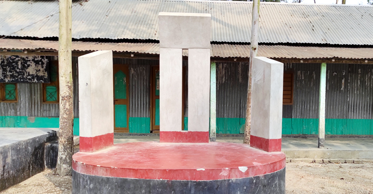 টাঙ্গাইলে প্রতিষ্ঠার ৩৭ বছর পর মাদরাসায় নির্মিত হলো শহীদ মিনার