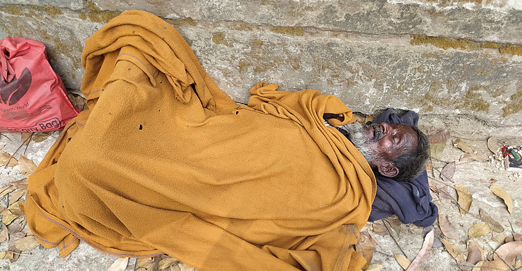 অবশেষে চিকিৎসা পেলেন হাসপাতালের সামনে পড়ে থাকা বৃদ্ধ