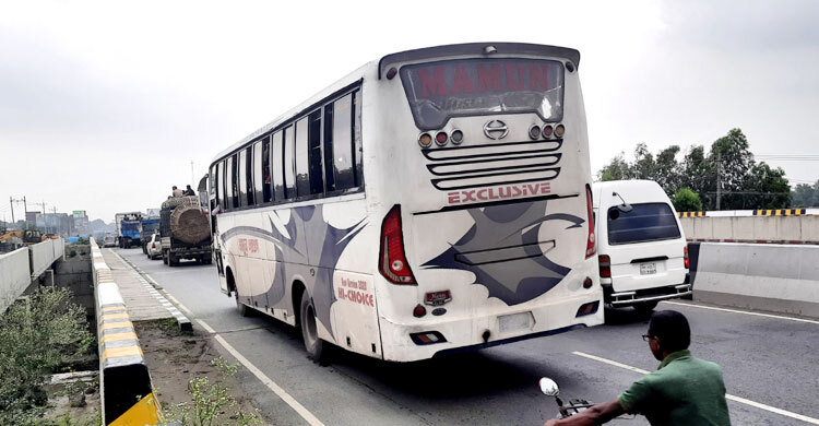 ঢাকা-টাঙ্গাইল মহাসড়কে নির্দেশ না মেনে চলছে দূরপাল্লার বাস
