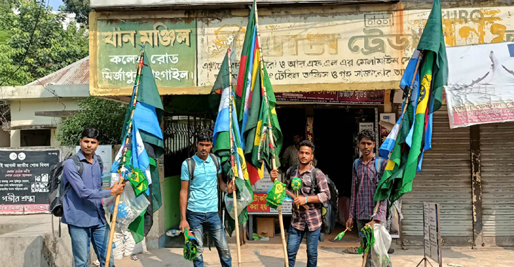 মির্জাপুরে চলছে পতাকা বিক্রির হিড়িক