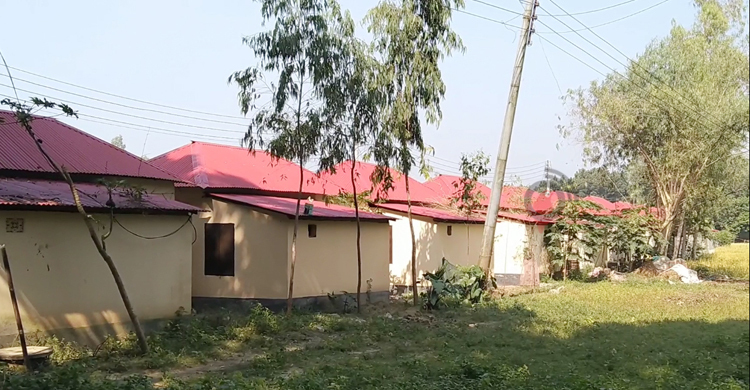 টাঙ্গাইলে আশ্রয়ণের ঘরে ভুতুড়ে বিদ্যুৎ বিল, দিশেহারা ৪০ পরিবার