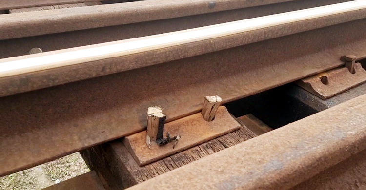 টাঙ্গাইলে রেল সেতুর স্লিপার ক্লিপে নাট-বল্টুর পরিবর্তে কাঠের কুচি