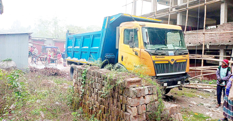 টাঙ্গাইলে ট্রাকচাপায় প্রাণ হারালেন নির্মাণ শ্রমিক