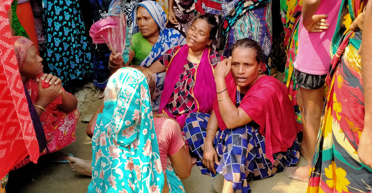 নৌকায় উঠতে গিয়ে চাচা-ভাতিজির মৃত্যু