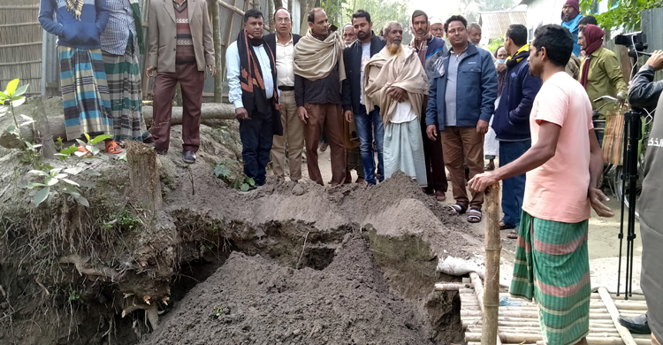 গ্রামবাসীর টাকায় রাস্তা সংস্কার