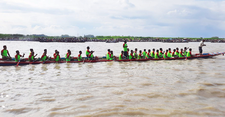 যমুনা নদীতে ঐতিহ্যবাহী নৌকা বাইচ