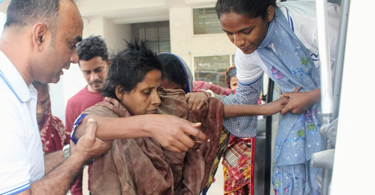 রাস্তায় ফেলে গেল সন্তানরা, বৃদ্ধাশ্রমে মা