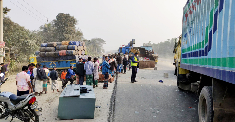 ট্রাকচাপায় শিশুসহ নিহত ২