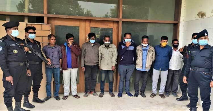 হাসপাতালে অভিযান চালিয়ে ৮ দালাল গ্রেফতার