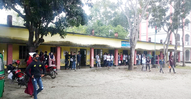 রোল-রেজিস্ট্রেশন নম্বর লেখার পর শিক্ষার্থীরা জানলো পরীক্ষা হবে না