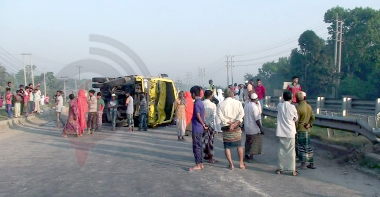 টাঙ্গাইলে সিমেন্ট বোঝাই ট্রাক উল্টে ঘরেফেরা ৬ যাত্রী নিহত