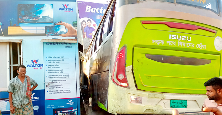টাঙ্গাইলে ট্রাফিক পুলিশ বক্সে বাসের ধাক্কা, বৃদ্ধা নিহত