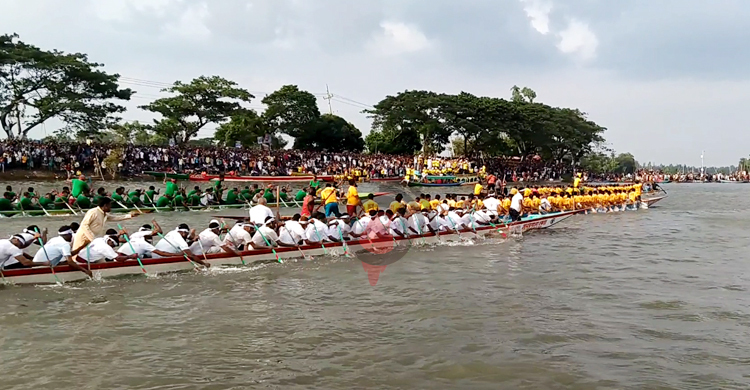 বাসুলিয়ায় নৌকাবাইচ দেখতে লাখো মানুষের ঢল