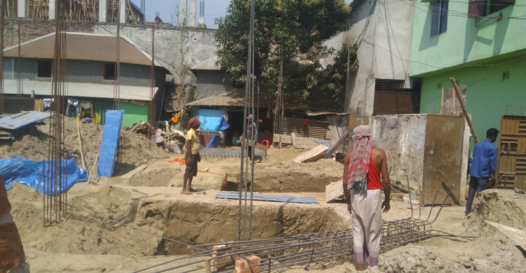 সরকারি জমিতে ভবন তুলছে দখলকারীরা, নেতৃত্বে ছাত্রলীগ নেতা