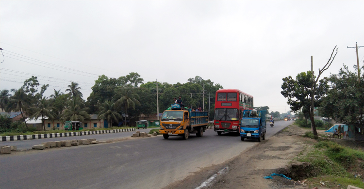 ঢাকা-টাঙ্গাইল মহাসড়কে বেড়েছে যাত্রী ও পরিবহনের চাপ