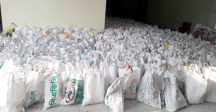 ত্রাণ নিয়ে সিলেট যাচ্ছেন ভাসানী বিশ্ববিদ্যালয়ের শিক্ষার্থীরা