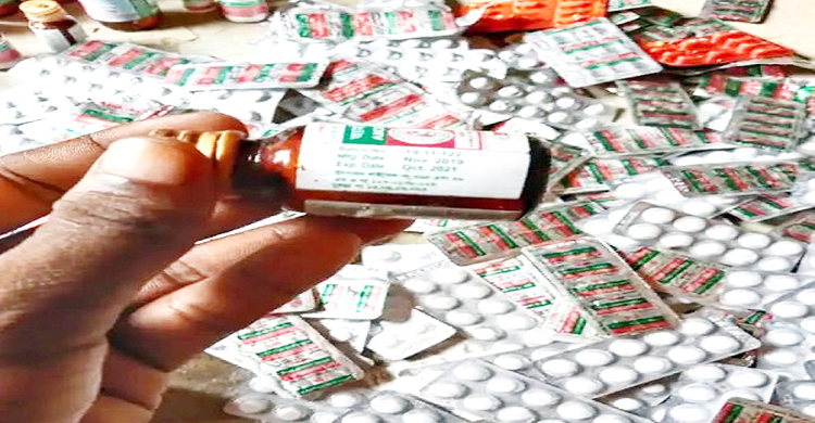 ডোবা থেকে সরকারি ওষুধ উদ্ধার, তদন্তে কমিটি