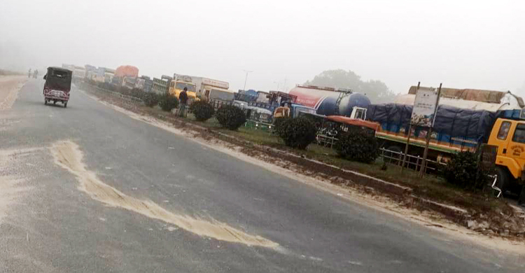 বঙ্গবন্ধু সেতুতে ৪ ঘণ্টা বন্ধ টোল আদায়, দুই পাশে যানজট