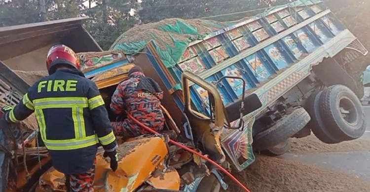 দুই ট্রাকের মুখোমুখি সংঘর্ষ, আড়াই ঘণ্টা পর চালকের মরদেহ উদ্ধার