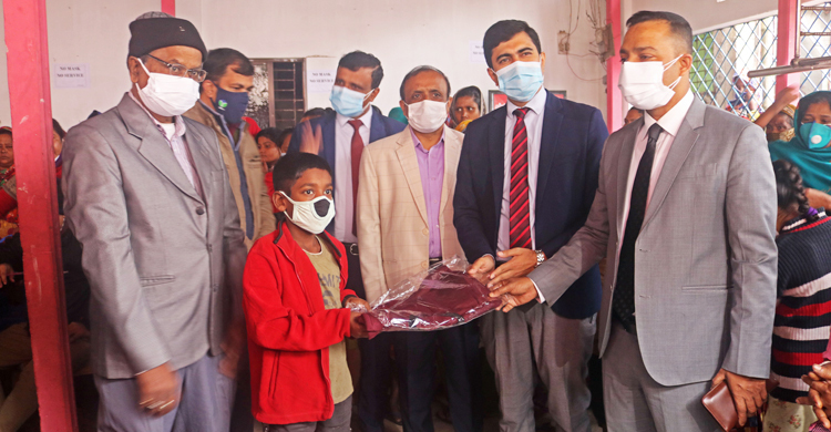 যৌনকর্মীদের কম্বল দিল জেলা প্রশাসন