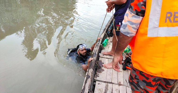 টাঙ্গাইলে পিকনিকের নৌকা থেকে নদীতে পড়ে যুবক নিখোঁজ