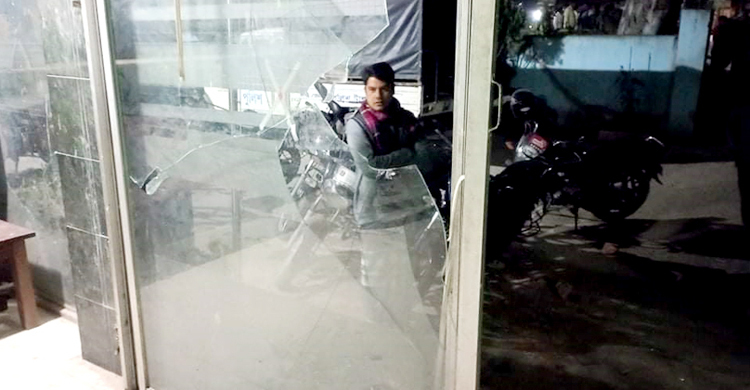 সন্তান দাবি করা শিশুসহ আটকের পর থানায় হিজড়াদের তাণ্ডব