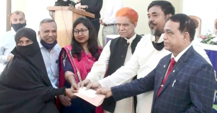 টাঙ্গাইলের ৪৮ রোগী পেলেন ২৪ লাখ টাকার চেক