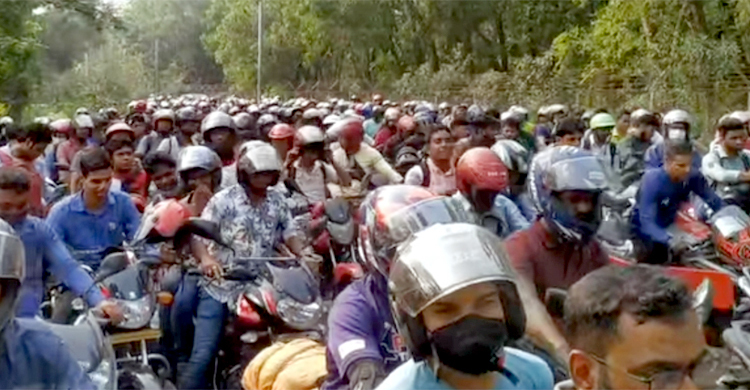 বঙ্গবন্ধু সেতুর টোলপ্লাজায় মোটরসাইকেলের দীর্ঘ লাইন