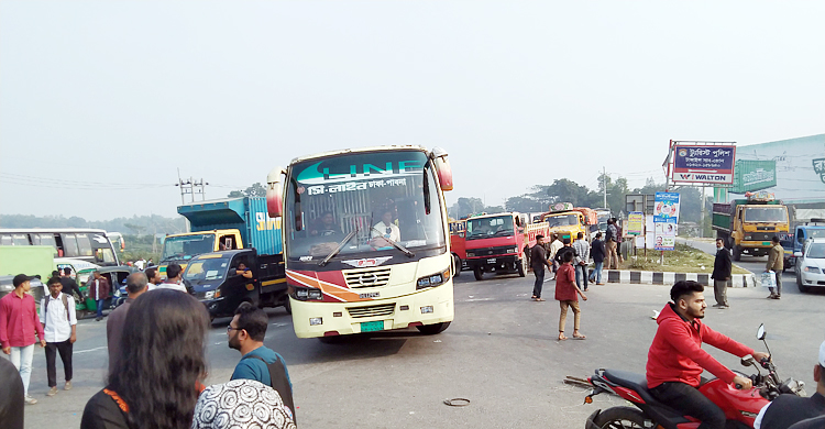 ৩০ ভাগ সিলেবাস বহালের দাবিতে ঢাকা-টাঙ্গাইল মহাসড়ক অবরোধ