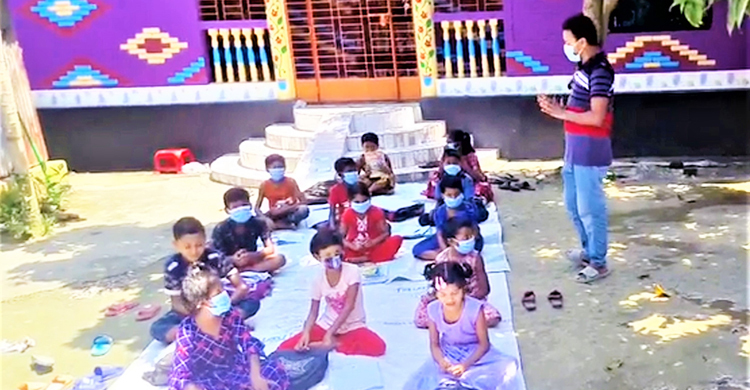 বিদ্যালয়ের শ্রেণিকক্ষে পানি, পাশের বাড়ির উঠানে পাঠদান