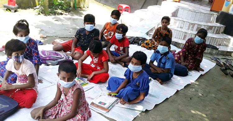 বিদ্যালয়ের শ্রেণিকক্ষে পানি, পাশের বাড়ির উঠানে পাঠদান