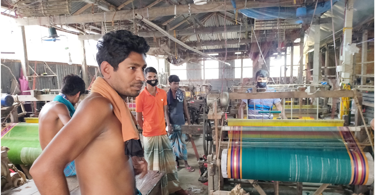টাঙ্গাইলে কাজে নেমেছেন তাঁত শ্রমিকরা