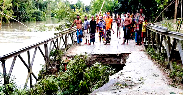 টাঙ্গাইলে বন্যায় ভেঙে পড়ছে একের পর এক ব্রিজ