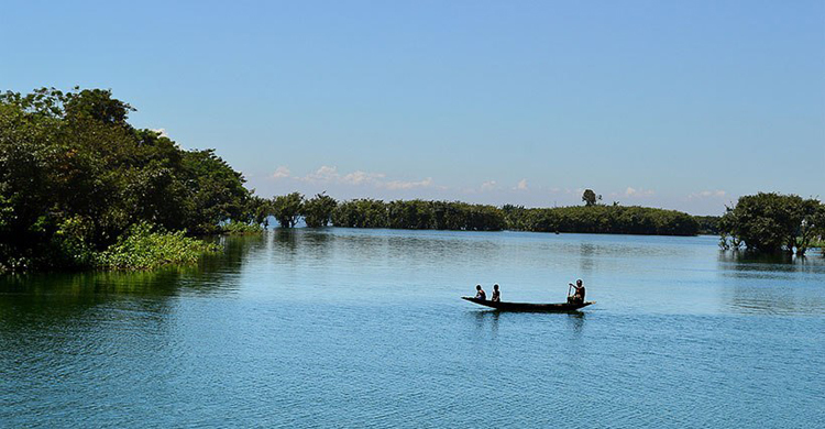 ঝড়ের কবলে পড়ে রাতে নিখোঁজ, দুপুরে মিলল লাশ