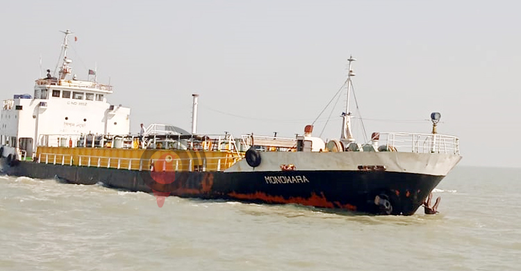 মোংলায় দুর্ঘটনার শিকার তেলবাহী ট্যাংকার