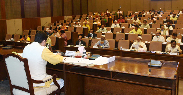 ঠিকাদারদের থেকে কাজ বুঝে নিন