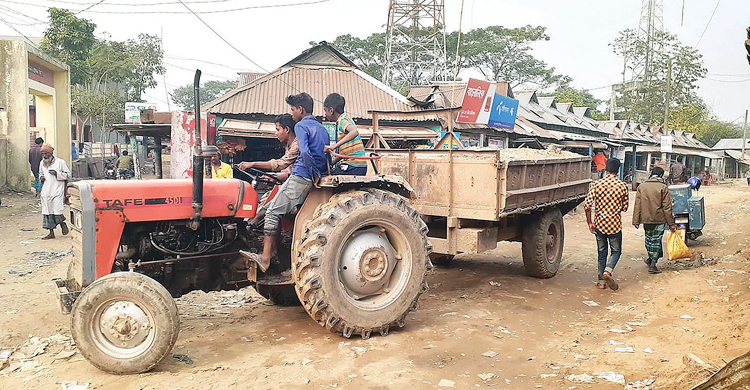 রৌমারীতে ট্রাক্টরচাপায় প্রাণ গেল যুবকের