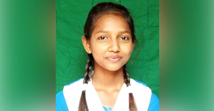 হাঁটতে হাঁটতে মৃত্যুর কোলে ঢলে পড়ল মেয়েটি