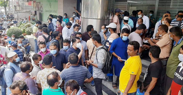 তার্কিশ কার্যালয়ে ইতালি প্রবাসীদের ভিড়, ভিসার মেয়াদ দেখে টিকিট