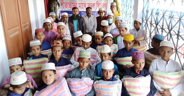 ‘তারুণ্য মোংলা’র উদ্যোগে শীতার্তদের মাঝে শীতবস্ত্র বিতরণ