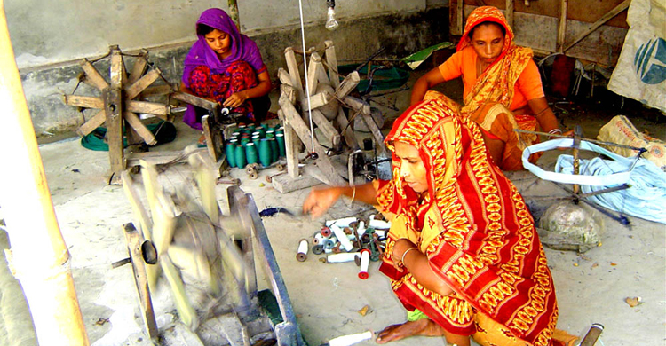 ব্রিটিশরা যা পারেনি তাই পেরেছে কলের তৈরি কাপড়