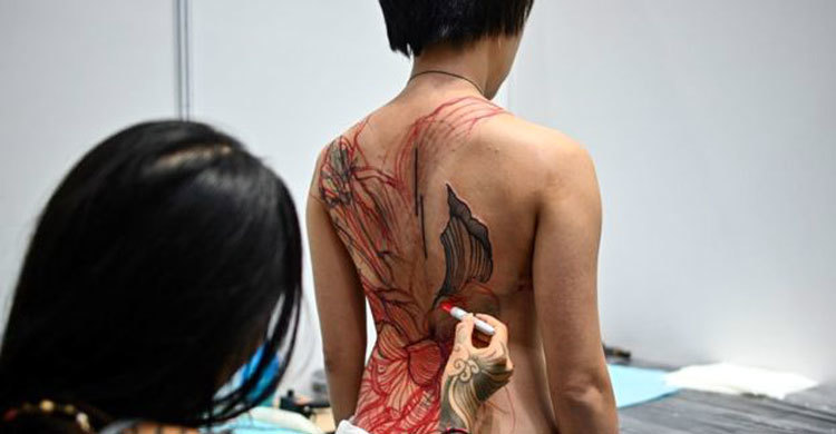 নগ্ন শরীরে ট্যাটুর প্রদর্শনী ঘিরে তুমুল বিতর্ক মালয়েশিয়ায়